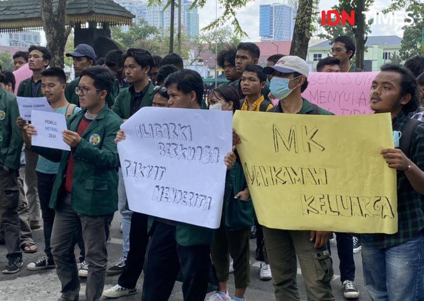 Gerakan Mahasiswa Sumatera Utara mendemo DPRD Sumut (IDN Times/Indah Permata Sari)