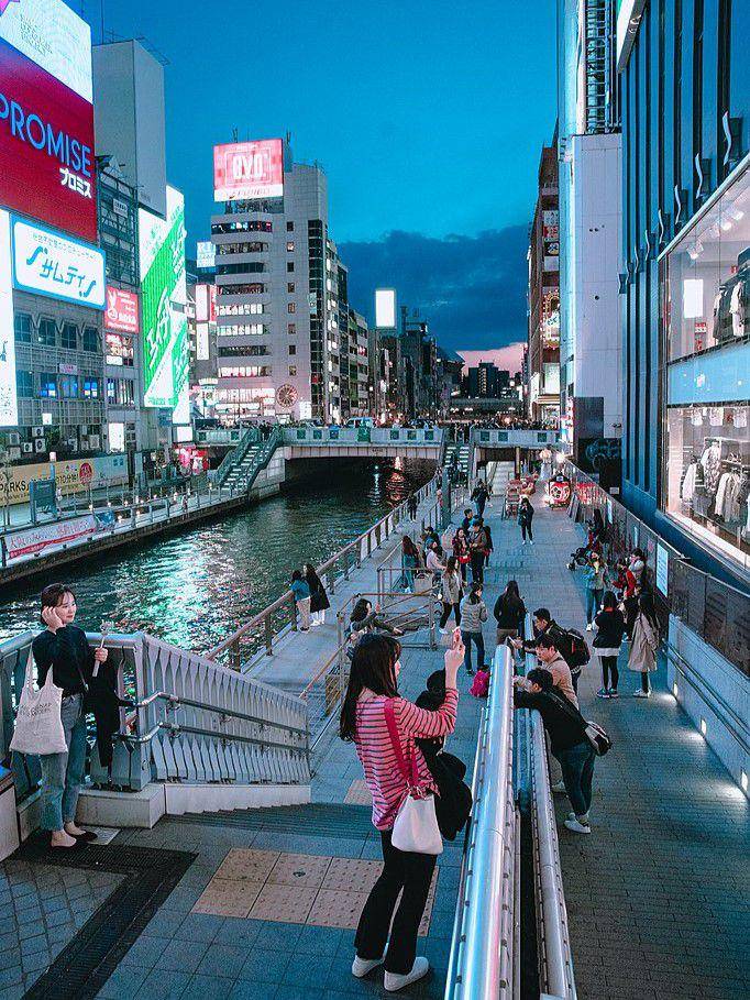 suasana Dotonbori saat malam hari (commons.wikimedia.org/Dick Thomas Johnson)