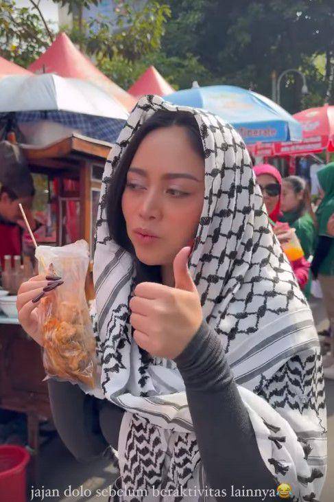 Rachel Vennya bagi semangka (Instagram.com/rachelvennya)