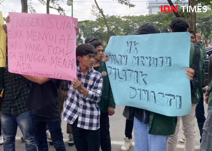 Gerakan Mahasiswa Sumatera Utara mendemo DPRD Sumut (IDN Times/Indah Permata Sari)