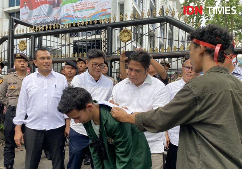 Gerakan Mahasiswa Sumatera Utara mendemo DPRD Sumut (IDN Times/Indah Permata Sari)