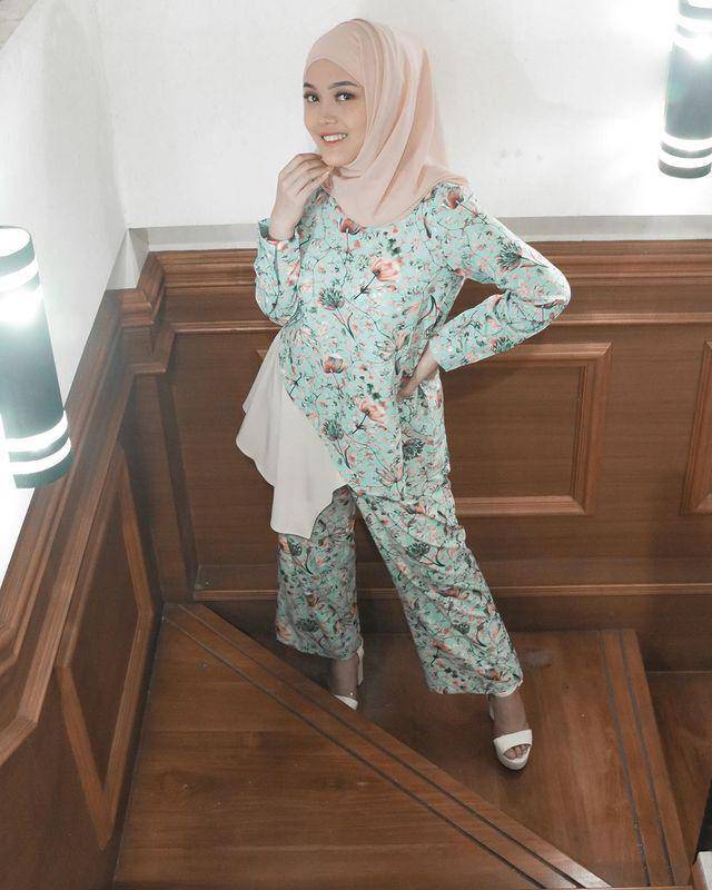 ide outfit one set ala Putri Delina (instagram.com/putridelinaa)