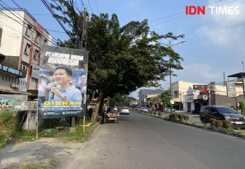 Ilustrasi Baliho. Suasana di Kota Medan masih terpampang baliho Bacaleg hingga Bacawapres (IDN Times/Indah Permata Sari)