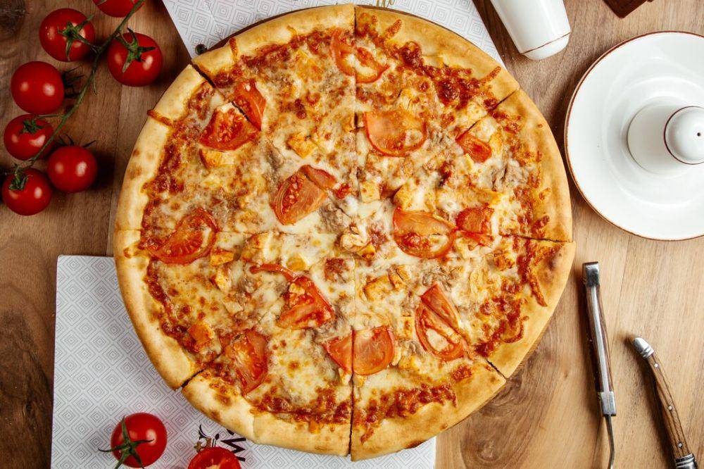 seloyang pizza (freepik.com/KamranAydinov)