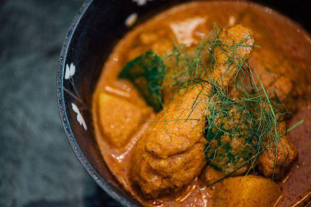 ilustrasi saus dalam butter chicken (unsplash.com/CHUTTERSNAP)