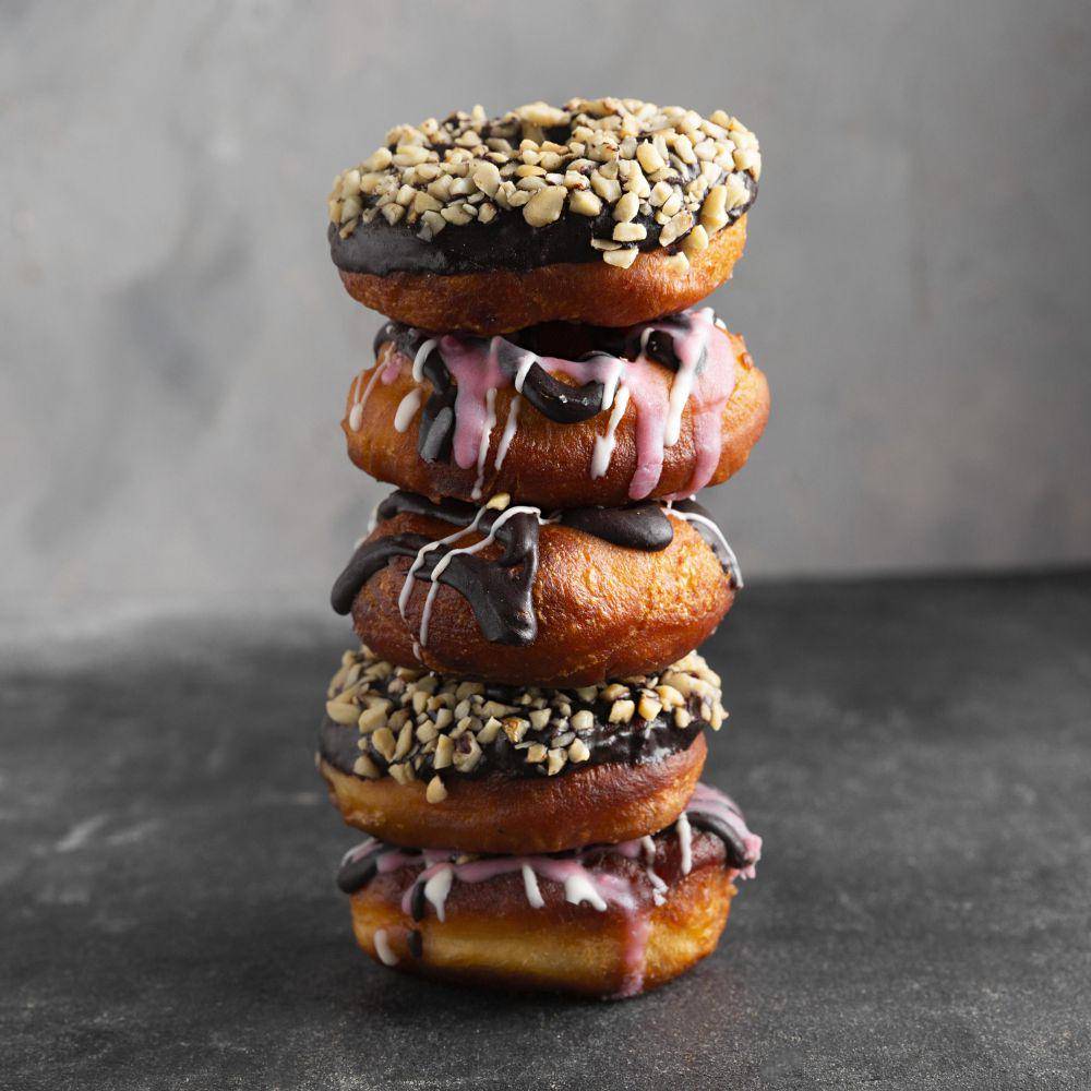donat topping kacang (freepik.com/freepik)