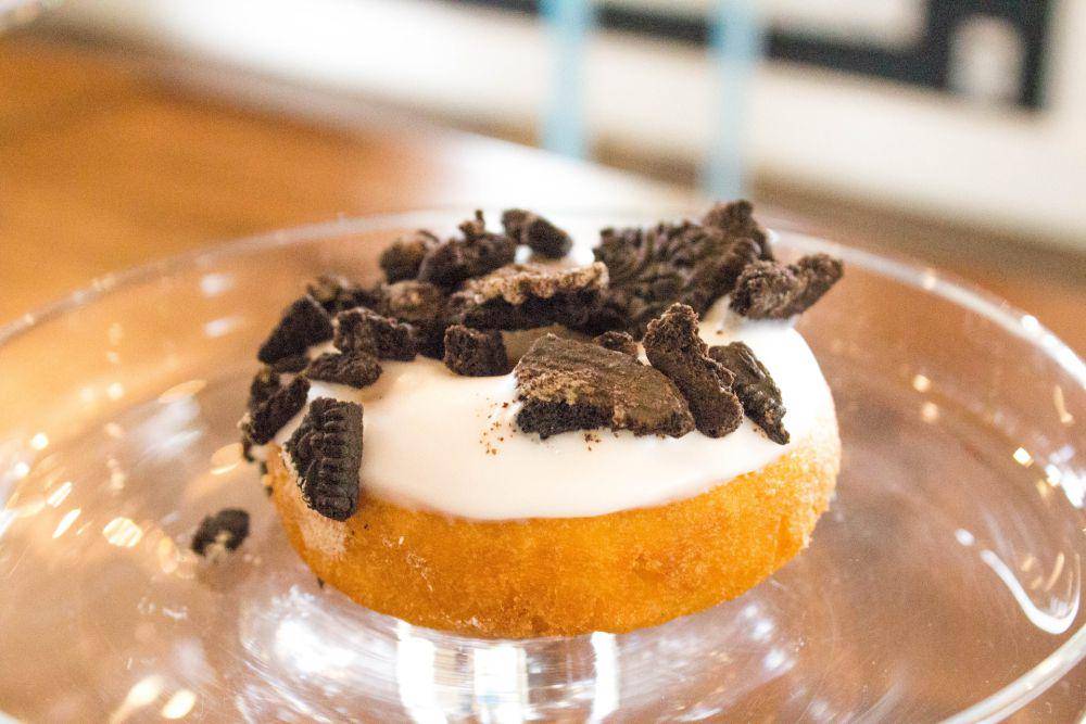 donat topping oreo (unsplash.com/ Courtney Cook)