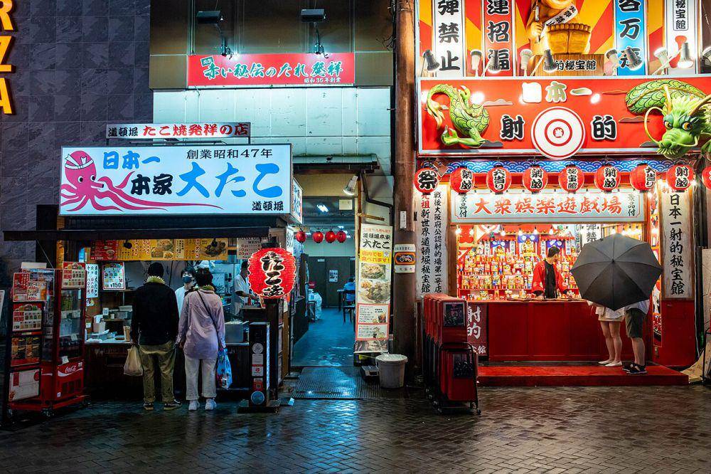 toko-toko yang ada di Dotonbori (commons.wikimedia.org/Dick Thomas Johnson)
