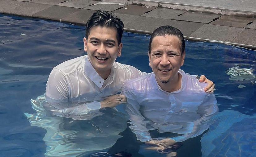 7 Momen Teuku Ryan Renang Pakai Gamis, Netizen Syok Kirain Dibaptis