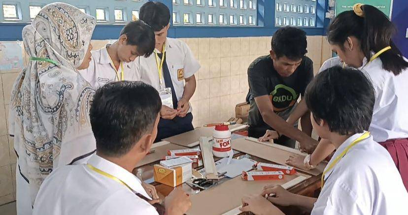 Sekolah Luar Biasa (SLB) B Karya Murni menggelar pelatihan kerajinan berbahan daur ulang (Dok. Fadila)