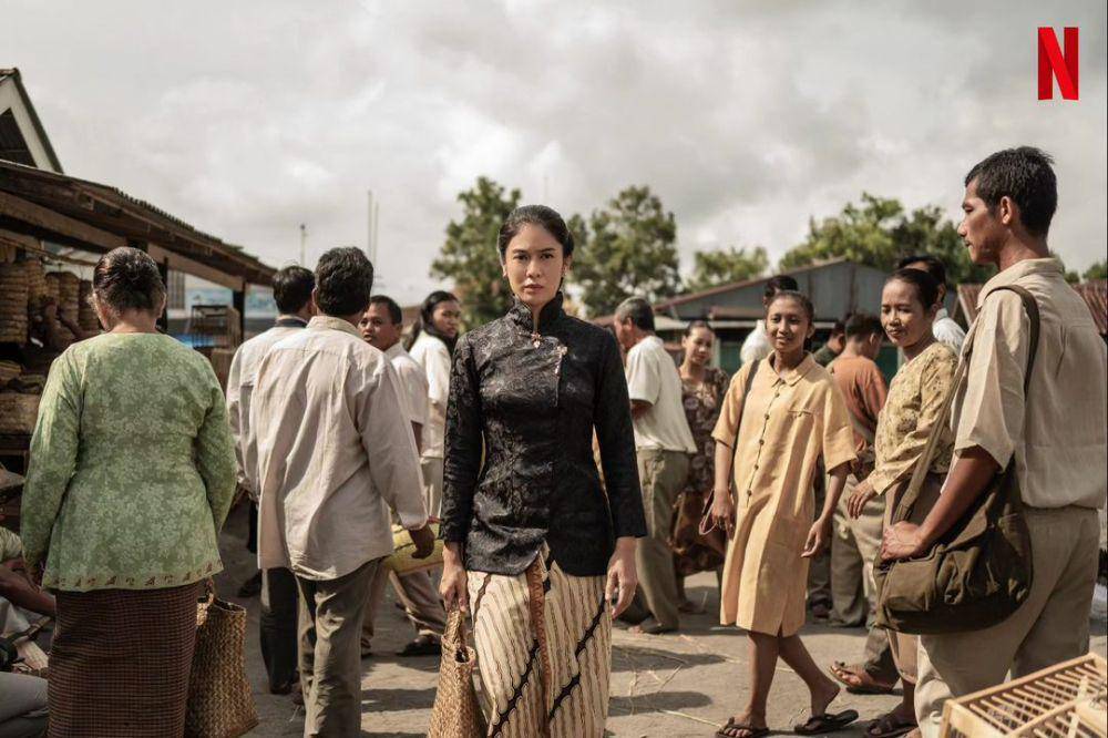 Dian Sastrowardoyo mengenakan kebaya janggan dalam serial Gadis Kretek (instagram.com/therealdisastr)