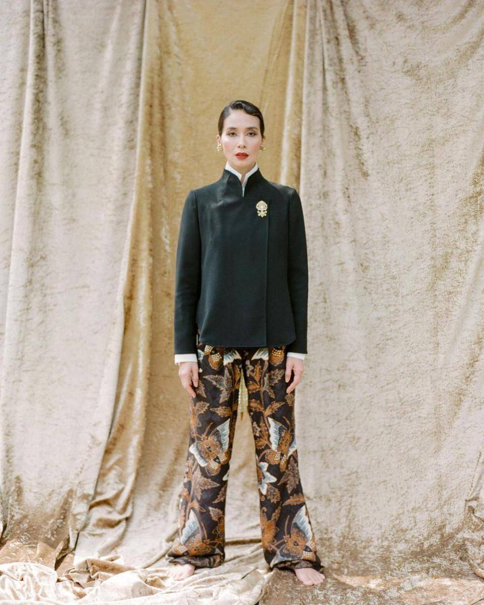 Gaya Artis Pakai Kebaya Janggan Hitam (instagram.com/lxemoments)