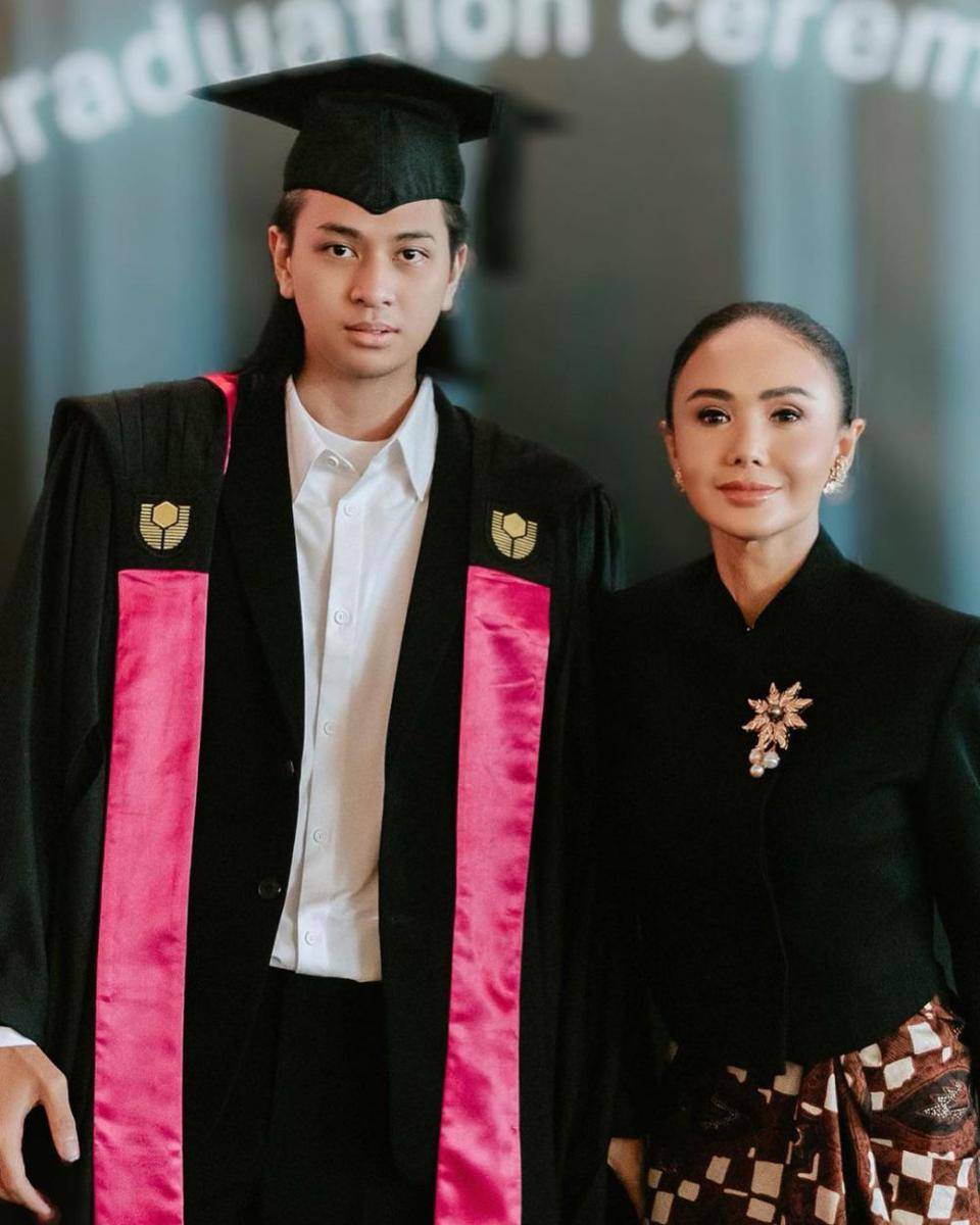 Yuni Shara mengenakan kebaya janggan saat menghadiri wisuda putranya, Cavin di Sydney (instagram.com/yunishara36)