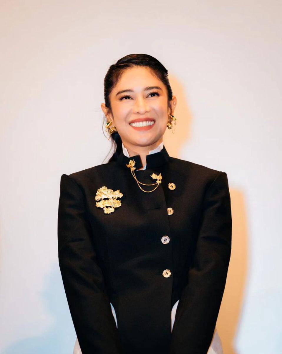 Dian Sastrowardoyo mengenakan kebaya janggan (instagram.com/therealdisastr)