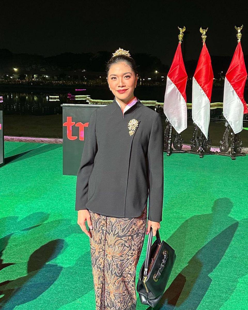 Gaya Artis Pakai Kebaya Janggan Hitam (instagram.com/frankamakarim)
