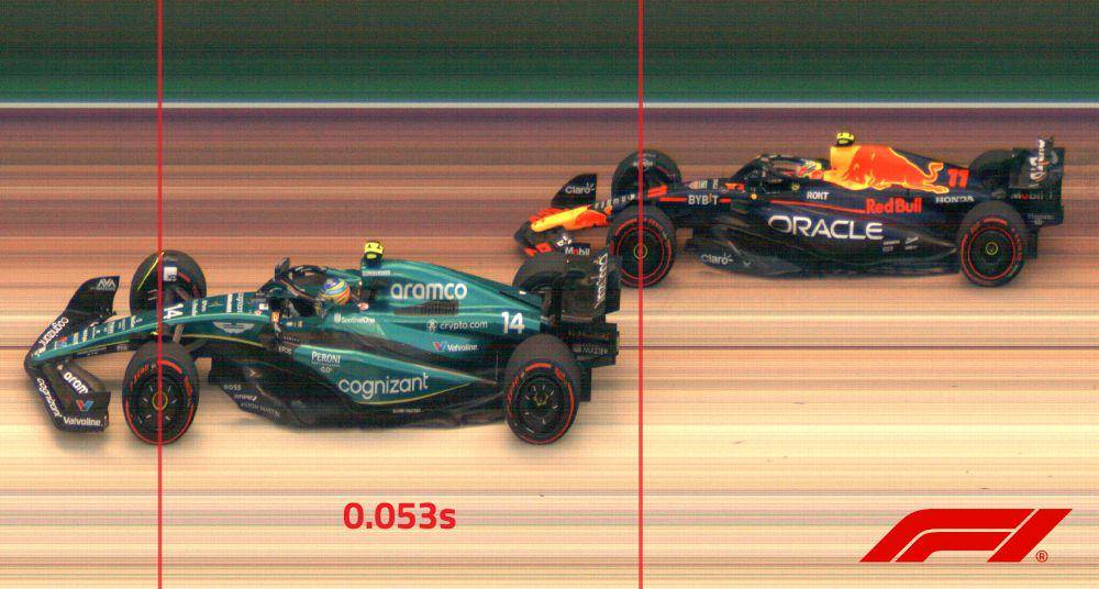 foto finis Fernando Alonso (nomor 14) dan Sergio Perez di main race GP Brasil 2023 (twitter.com/F1)
