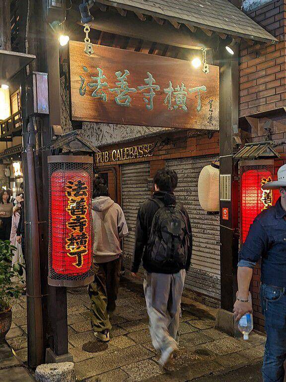 mengunjungi kuil Hozenji Yokocho (commons.wikimedia.org/Mr.ちゅらさん)