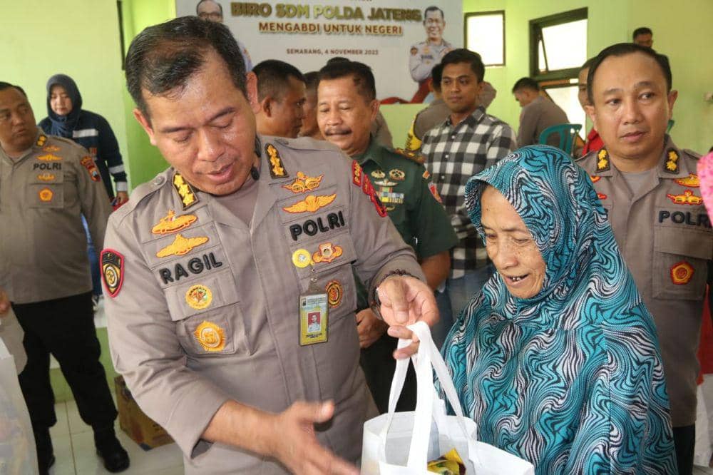 Karo SDM Polda Jateng Kombes Pol Ragil memberikan sembako kepada warga Jatirejo Gunungpati yang kurang mampu. (IDN Times/Dok Humas Polda Jateng?