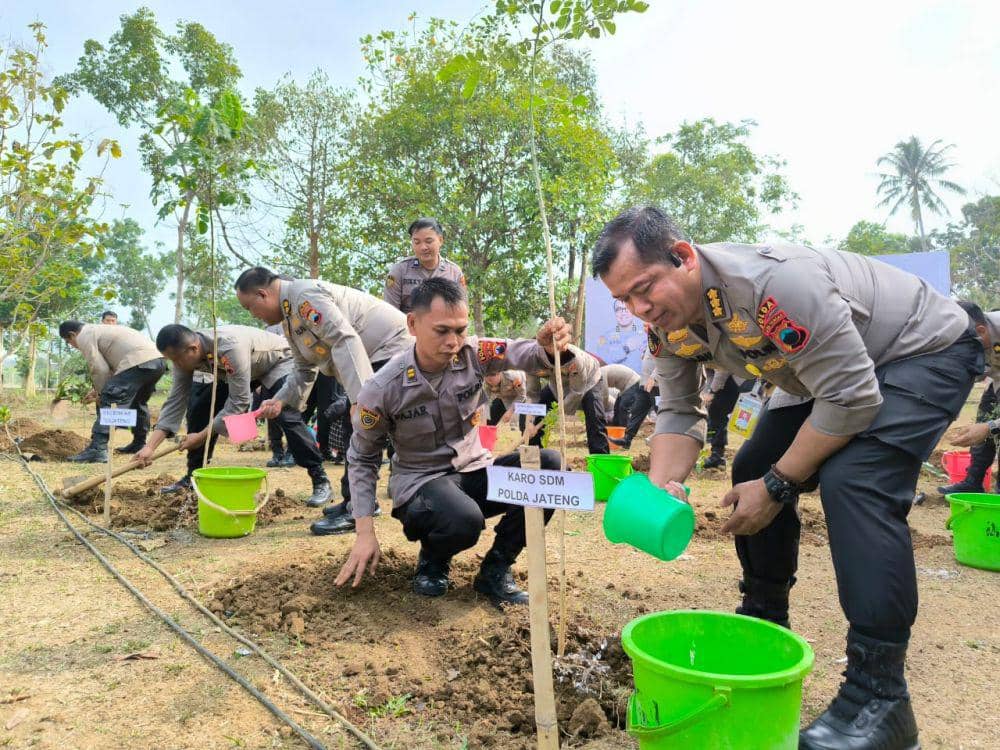 Polda Jateng Tanam Ribuan Trembesi dan Pohon Buah di Bumi Kemah Gunungpati