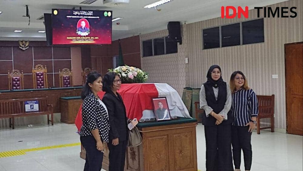 Penghormatan terakhir keluarga besar Pengadilan Negeri Batam kepada Nanang Junanto (IDN Times / Putra Gema Pamungkas)
