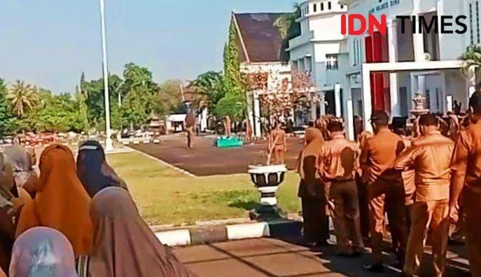 Foto saat apel gabungan berlangsung di Halaman Kantor Wali Kota Bima(IDN Times/Juliadin)