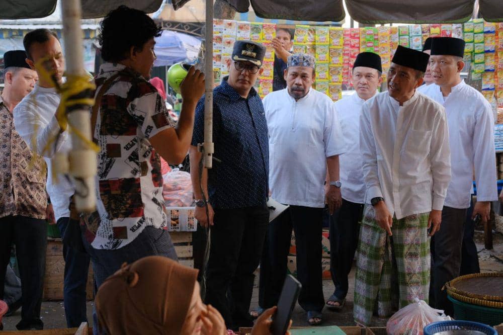 PJ Wako Palembang Ratu Dewa tinjau harga pangan di pasar tradisional (IDN Times/Dok. Kominfo Palembang)