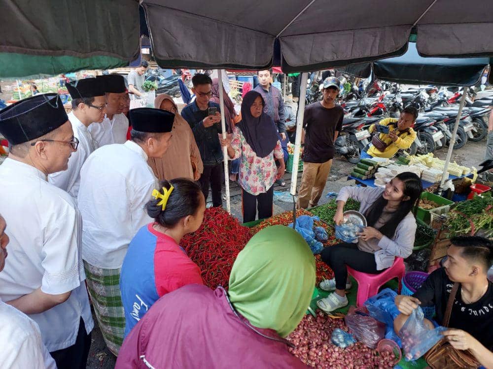 PJ Wako Palembang Ratu Dewa tinjau harga pangan di pasar tradisional (IDN Times/Dok. Kominfo Palembang)