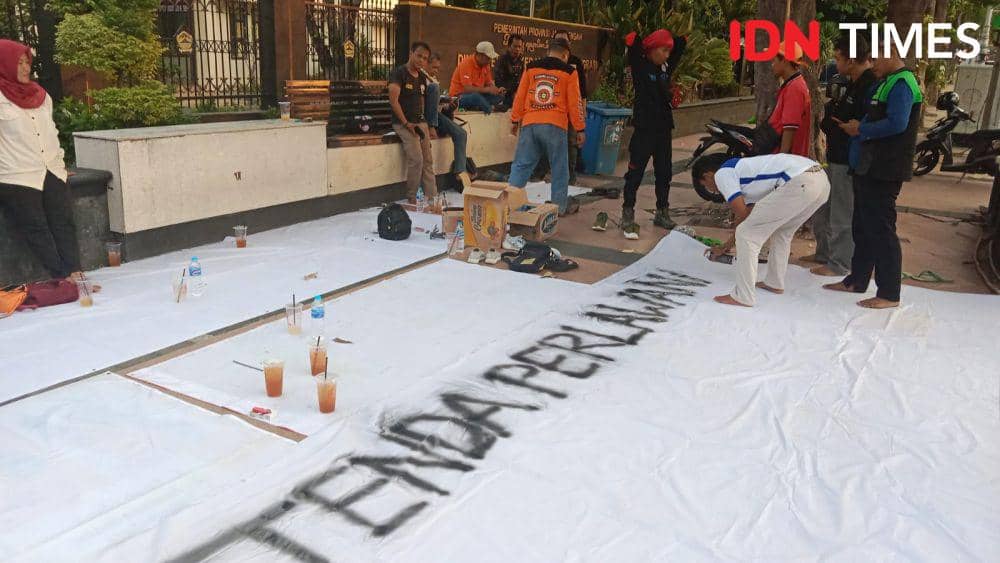 Sejumlah buruh berkumpul di depan kantor Disnakertrans Jawa Tengah Jalan Pahlawan, Semarang. (IDN Times/Fariz Fardianto)