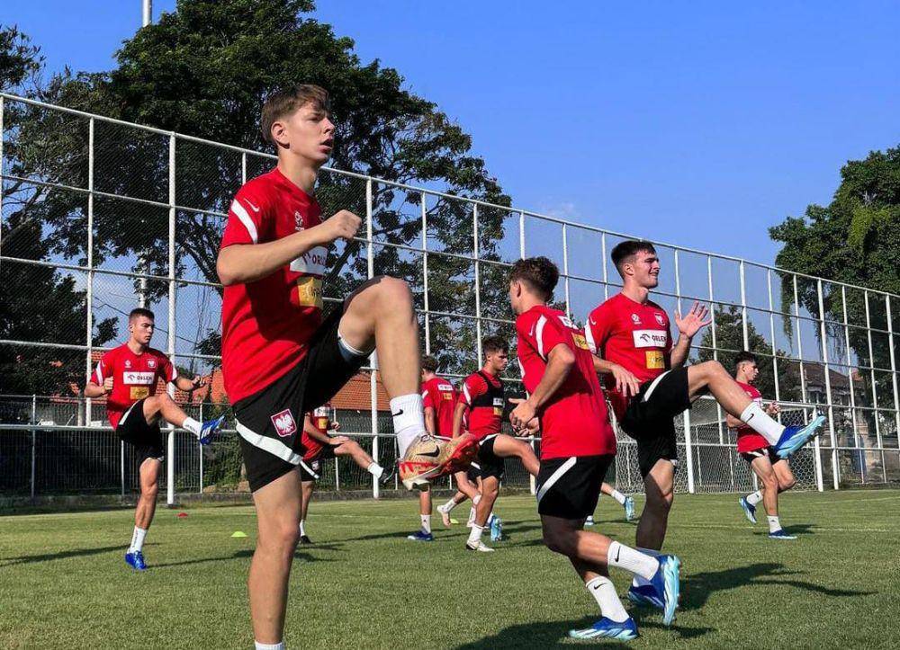 Potret Polandia U-17 berlatih di Bali. (Instagram/@laczynaspilka).