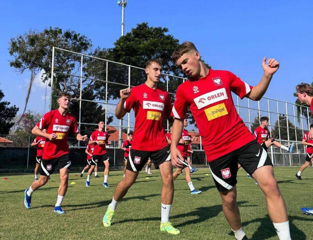 Potret Polandia U-17 berlatih di Bali. (Instagram/@laczynaspilka).