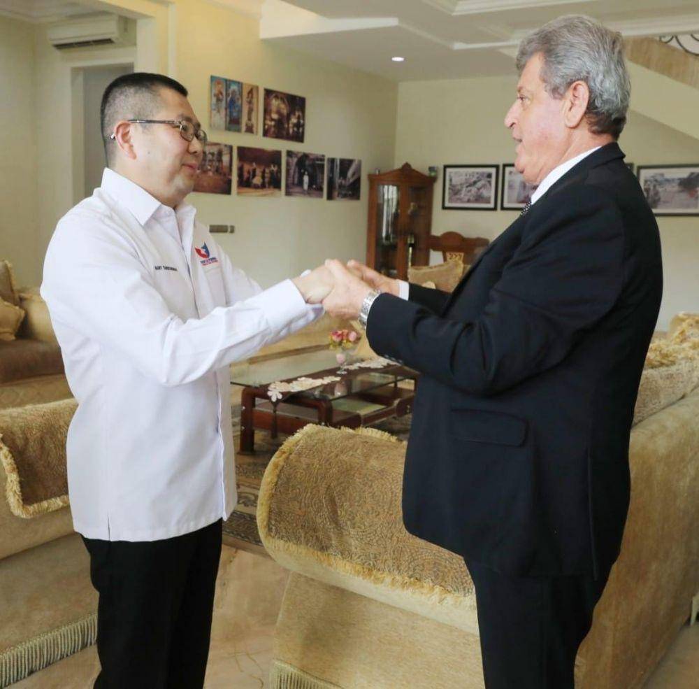 Ketua Umum Partai Perindo Hary Tanoesoedibjo berikan bantuan ke warga Palestina melalui Duta Besar Palestina untuk Indonesia, Zuhair Al Shun (IDN Times/Istimewa)