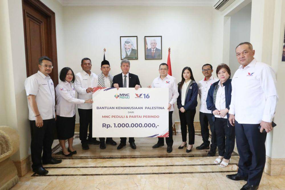 Ketua Umum Partai Perindo Hary Tanoesoedibjo berikan bantuan ke warga Palestina melalui Duta Besar Palestina untuk Indonesia, Zuhair Al Shun (IDN Times/Istimewa)