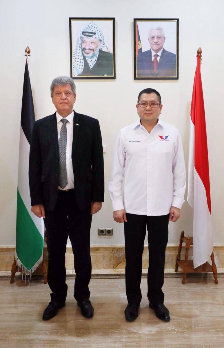 Ketua Umum Partai Perindo Hary Tanoesoedibjo berikan bantuan ke warga Palestina melalui Duta Besar Palestina untuk Indonesia, Zuhair Al Shun (IDN Times/Istimewa)
