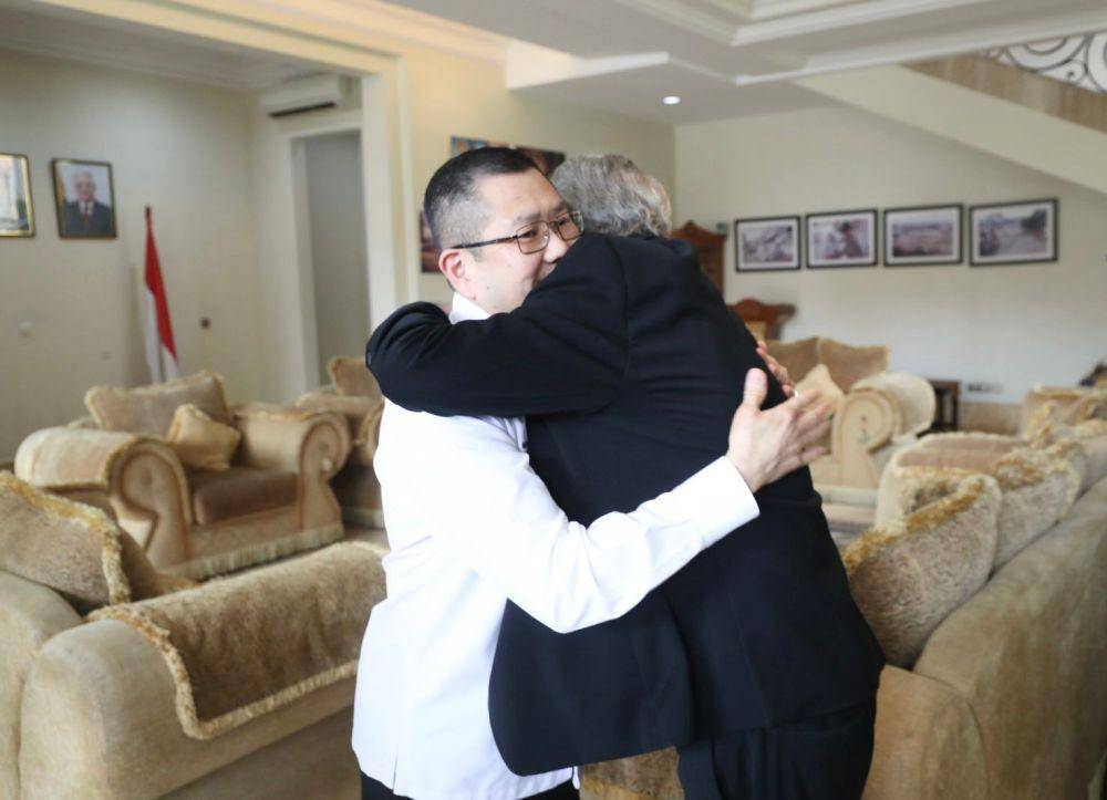 Ketua Umum Partai Perindo Hary Tanoesoedibjo berikan bantuan ke warga Palestina melalui Duta Besar Palestina untuk Indonesia, Zuhair Al Shun (IDN Times/Istimewa)
