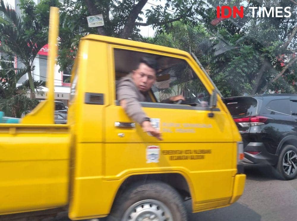 Ilustrasi pencopotan APK Kampanye di luar masa kampanye di Palembang (IDN Times/Rangga Erfizal)