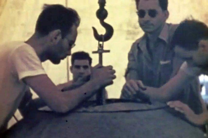 potret dua fisikawan Louis Slotin dan Harry K. Daghlian Jr. selama Tes Trinity (commons.wikimedia.org/Los Alamos Archive)