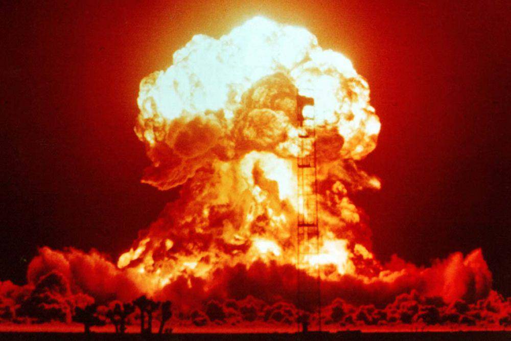 Ledakan BADGER pada tanggal 18 April 1953, sebagai bagian dari Operasi Upshot-Knothole, di Situs Uji Nevada (commons.wikimedia.org/National Nuclear Security Administration/Nevada Site Office)