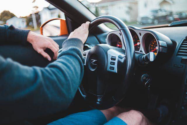 ilustrasi pria naik mobil mewah (pexels.com/Erik Mclean)