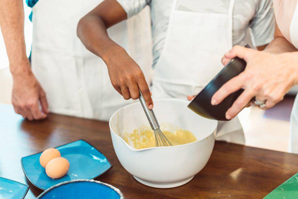ilustrasi mengaduk adonan menggunakan whisk (pexels.com/RDNE Stock Project)