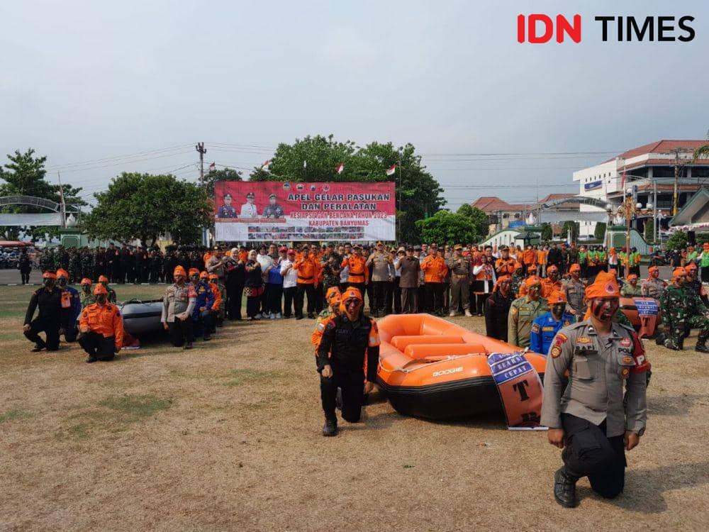 Para relawan dan masyarakat yang bersiap hadapi segala kemungkina bencana saat memasuki musim hujan 2023, Senin (6/11/2023).(IDN Times/Dok. Eddy Wahono)