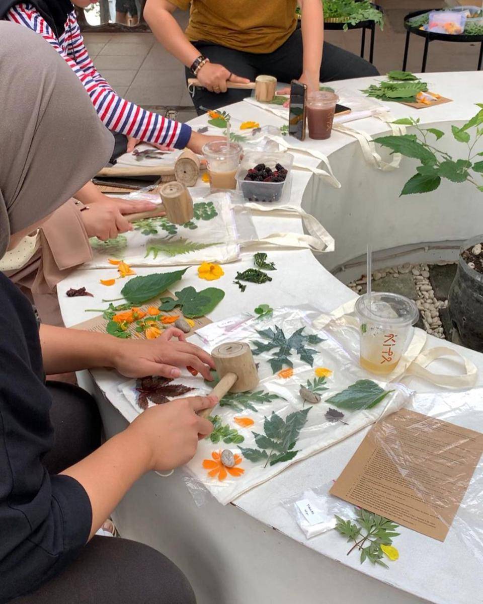Peserta sedang mengikuti kelas ecoprint (instagram.com/asteraeco.id)