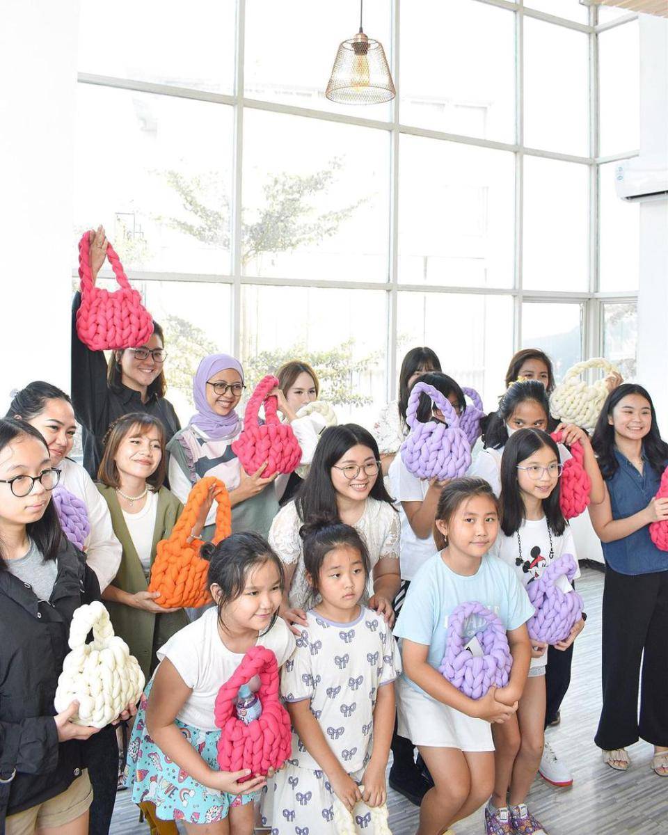 Para peserta berfoto dengan hasil karya chunky bag mereka (instagram.com/delifore.co)