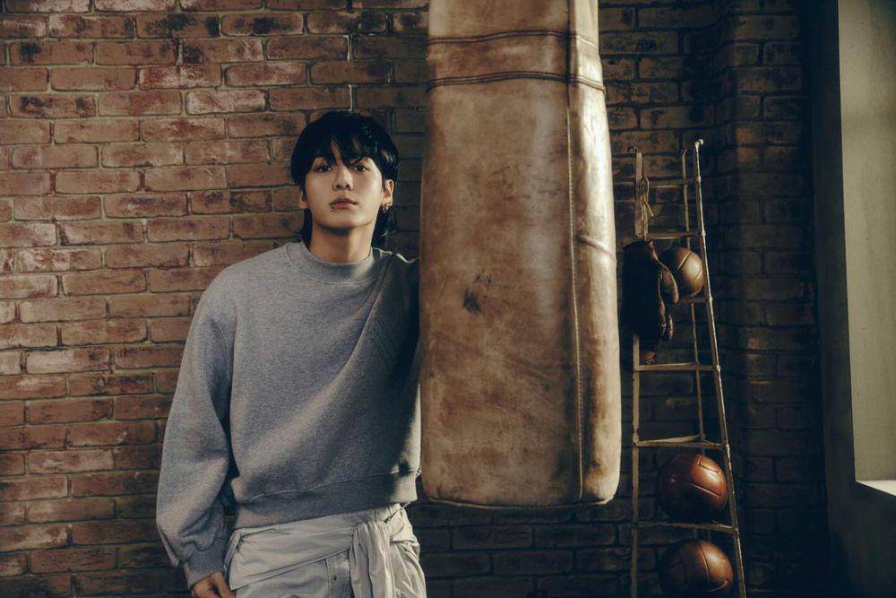 potret Jungkook dalam 'GOLDEN' Concept Photo - SOLID (instagram.com/bts.bighitofficial)