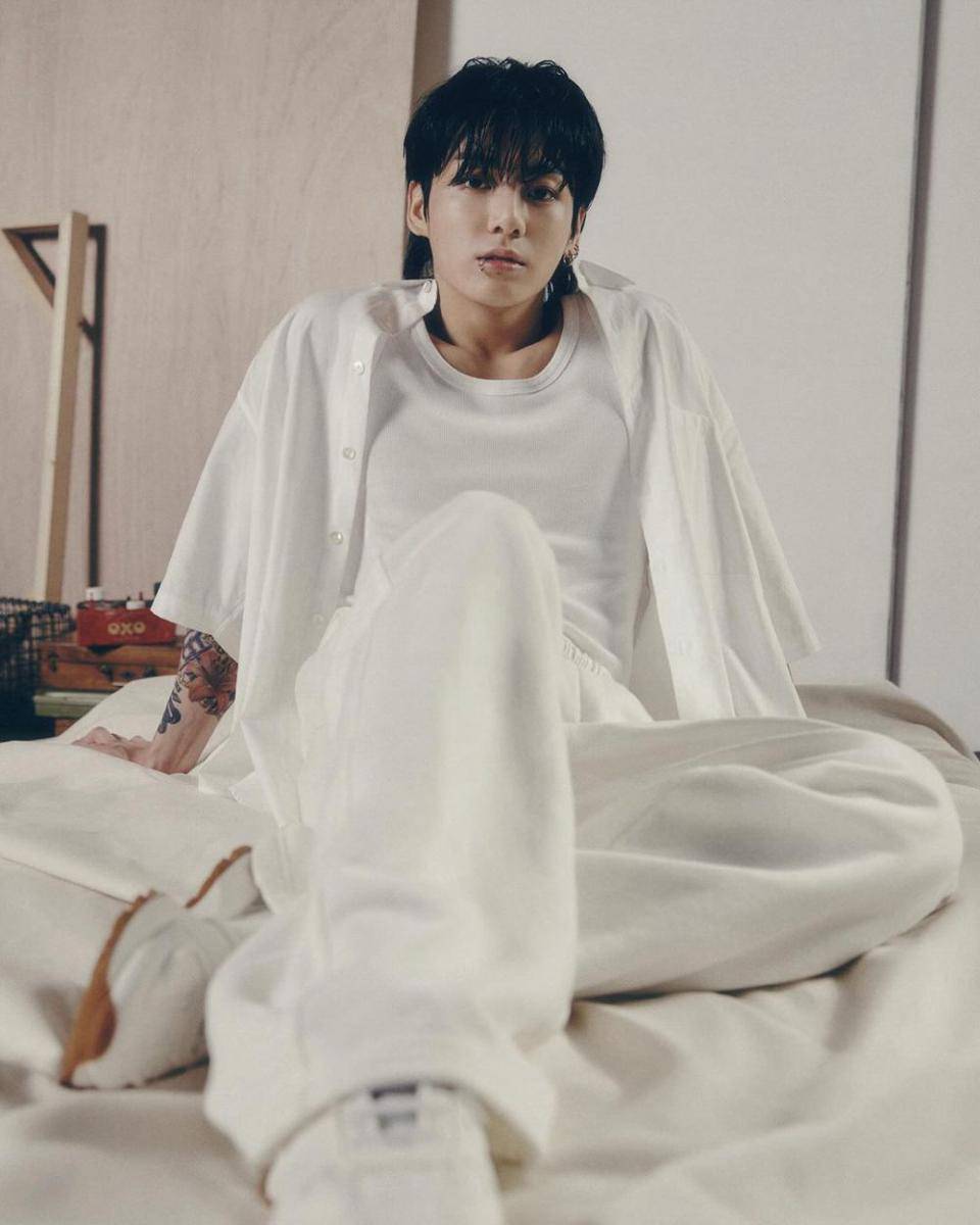 potret Jungkook dalam 'GOLDEN' Concept Photo - SOLID (instagram.com/bts.bighitofficial)