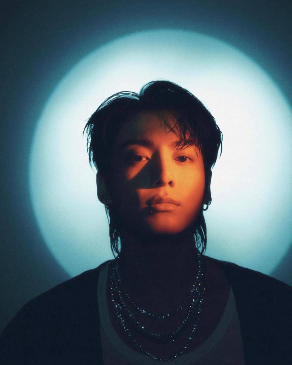 potret Jungkook dalam 'GOLDEN' Concept Photo - SHINE (instagram.com/bts.bighitofficial)