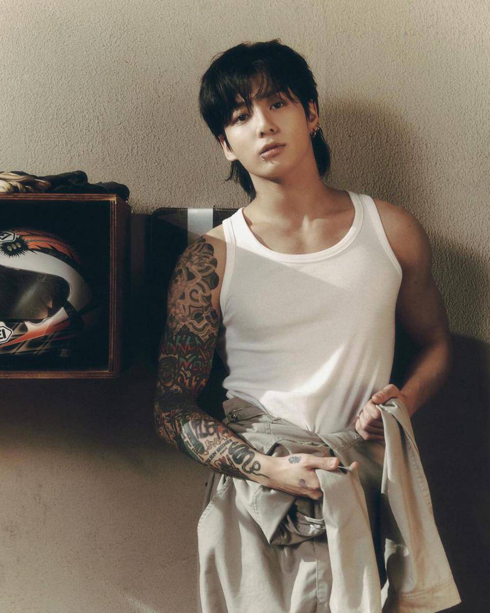 potret Jungkook dalam 'GOLDEN' Concept Photo - SOLID (instagram.com/bts.bighitofficial)