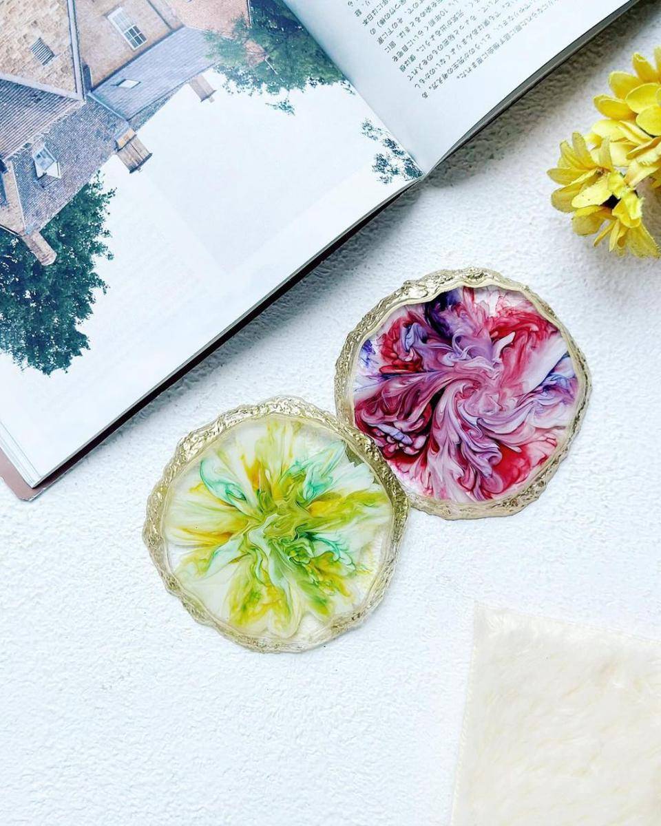 coaster artistik yang terbuat dari resin (instagram.com/glara.craft)