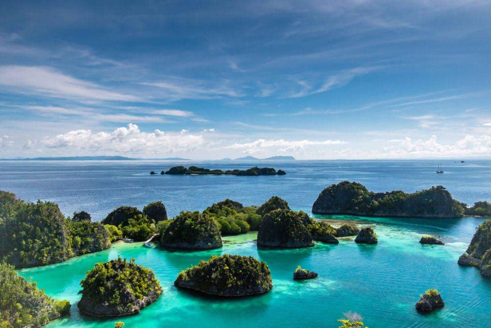 Keindahan alam Raja Ampat yang memukau, bukti kekayaan alam Indonesia. (unsplash.com/sutirta budiman)