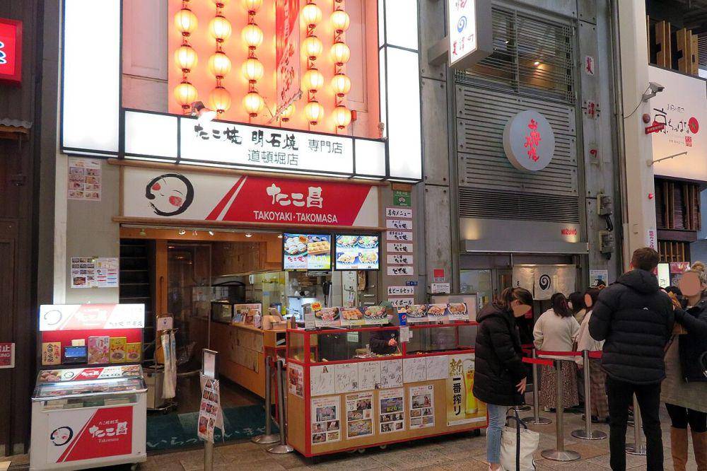 restoran takoyaki yang terkenal di Dotonbori yaitu Takoyaki Takomasa (commons.wikimedia.org/Tokumeigakarinoaoshima)