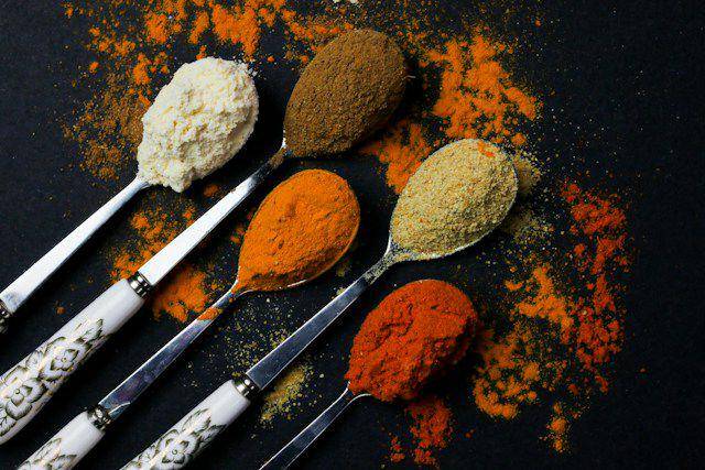 ilustrasi bubuk spices untuk masakan India (unsplash.com/Tamanna Rumee)